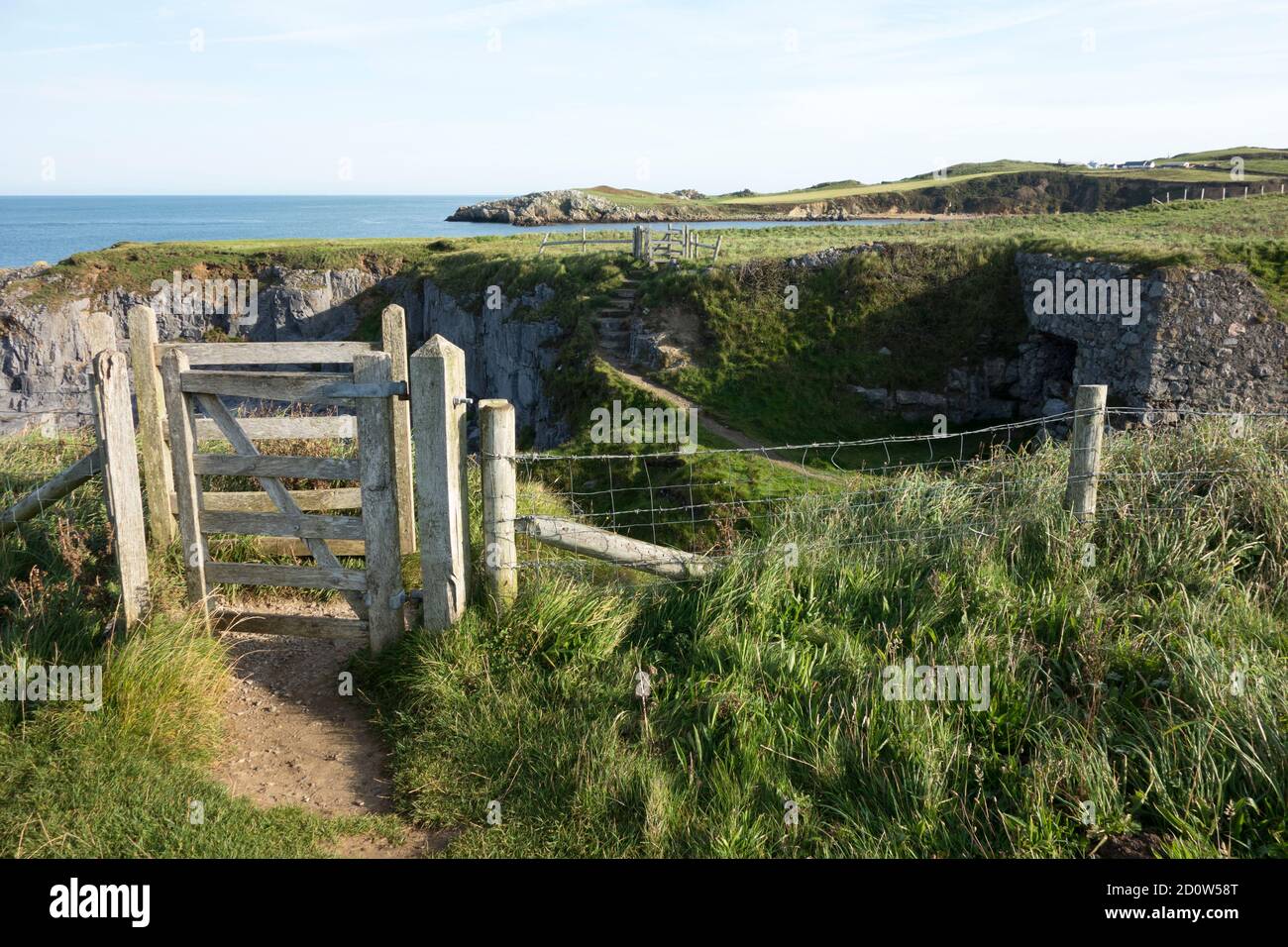 Una porta di bacia in legno sul Sentiero costiero Anglesey Galles Foto Stock