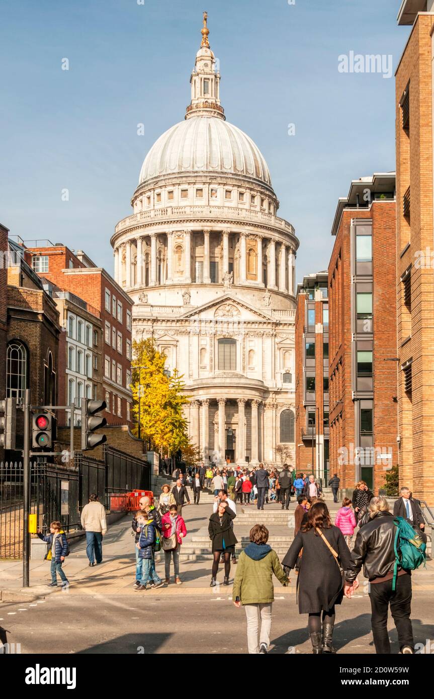 I turisti camminano lungo Peter's Hill verso la parte anteriore sud della cattedrale di St Paul nella città di Londra. Foto Stock
