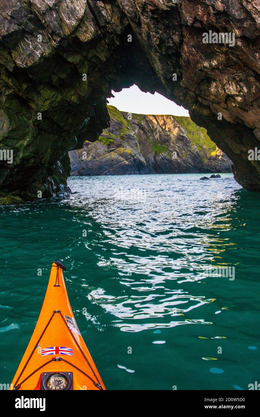 Kayak in mare in una grotta sul nord Pembrokeshire Costa Foto Stock