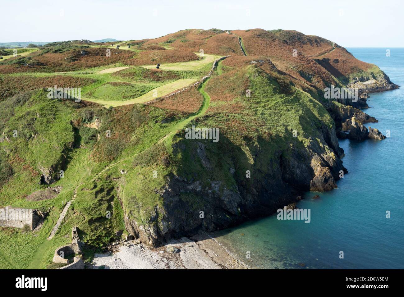 Il Sentiero costiero Anglesey, che fa parte del Sentiero costiero gallese a nord dell'isola. Foto Stock