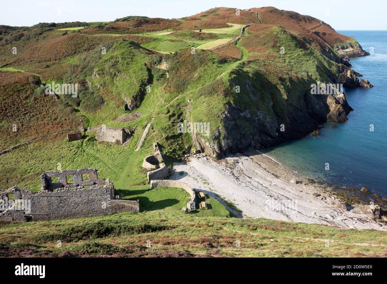 La porcellana Llanlleiana abbandonata lavora a Llanbadrig sull'Anglesey Percorso costiero Foto Stock