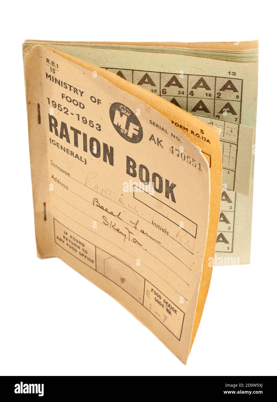 Un libro di razione del Ministero degli alimenti dal 1952 al 1953 su un fondo bianco Foto Stock