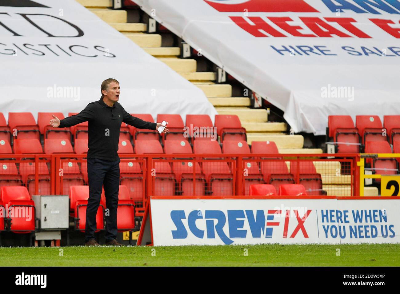 Londra, Regno Unito. 03 ottobre 2020. Phil Parkinson, manager di Sunderland, è furioso con la sua decisione durante la partita EFL Sky Bet League 1 tra Charlton Athletic e Sunderland a The Valley, Londra, Inghilterra, il 3 ottobre 2020. Foto di Carlton Myrie. Solo per uso editoriale, è richiesta una licenza per uso commerciale. Nessun utilizzo nelle scommesse, nei giochi o nelle pubblicazioni di un singolo club/campionato/giocatore. Credit: UK Sports Pics Ltd/Alamy Live News Foto Stock