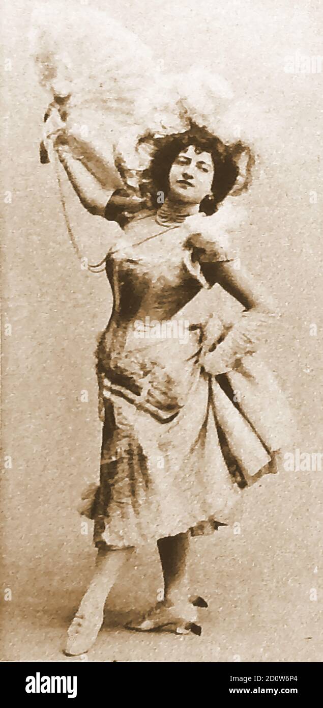 Un ritratto dell'esecutore della sala di musica (cantante e ballerino) LOTTIE COLLINS (1865–1910) che ha introdotto la famosa canzone Ta Ra boom de ay al pubblico inglese. Si dice che le origini musicali siano state da Una canzone in barca dal basso Mississippi negli Stati Uniti. Proveniva da un backgroud ebraico, il suo cognome originale di famiglia essendo Kalisch.le famose star di Hollywood JOAN e JACKIE COLLINS si dicono avere gli stessi antenati. La sua carriera in sale di musica ha cominciato all'età di circa 11 anni con una routine di ballo di corda saltante eseguita con le sorelle Eliza (Lizzie) e Mary Ann (Marie) come le tre Sorelle Collins Foto Stock