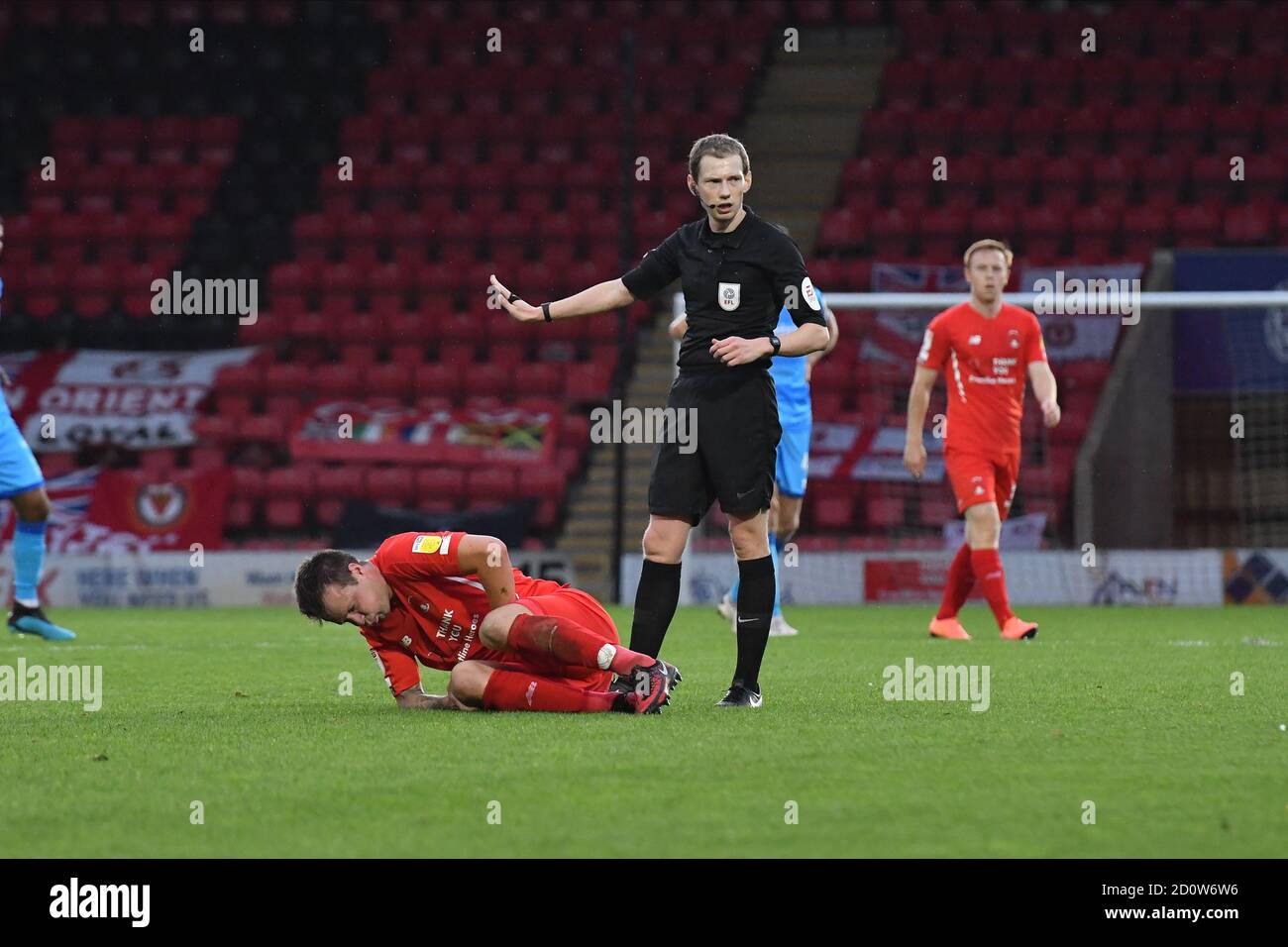 Londra, Inghilterra. 3 ottobre 2020 Josh Coulson di Leyton è ferito e l'arbitro Peter Wright ferma il gioco durante la partita Sky Bet League 2 tra Leyton Orient e Cheltenham Town al Matchroom Stadium, Londra, sabato 3 ottobre 2020. (Credit: Ivan Yordanov | MI News) Credit: MI News & Sport /Alamy Live News Foto Stock