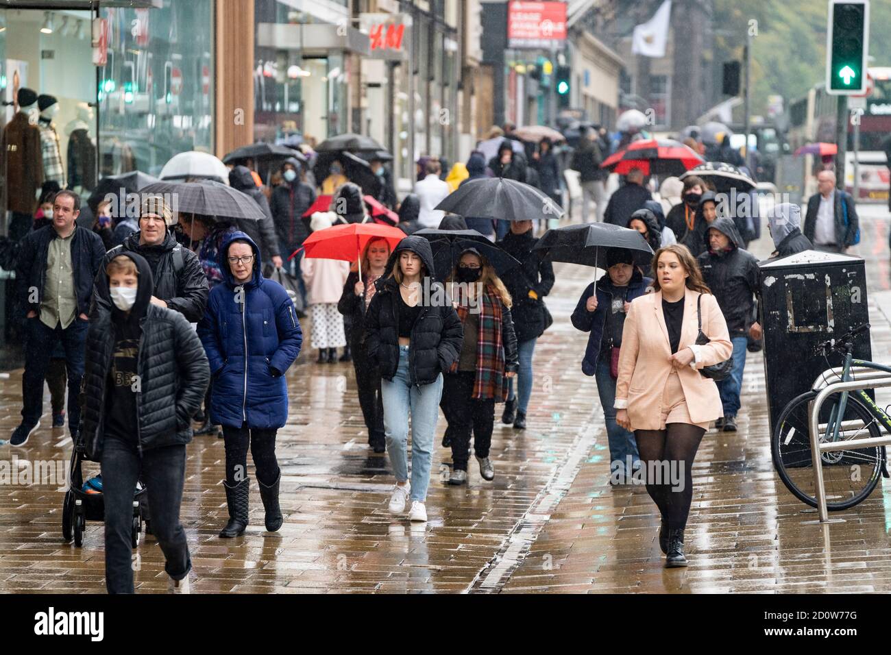 Edimburgo, Scozia, Regno Unito. 3 ottobre 2020. Un avvertimento di pioggia ambrata per l'est della Scozia non ha scoraggiato molti acquirenti dal camminare lungo Princes Street a Edimburgo oggi. La pioggia pesante e persistente è caduta durante la mattina e il pomeriggio. Iain Masterton/Alamy Live News Foto Stock