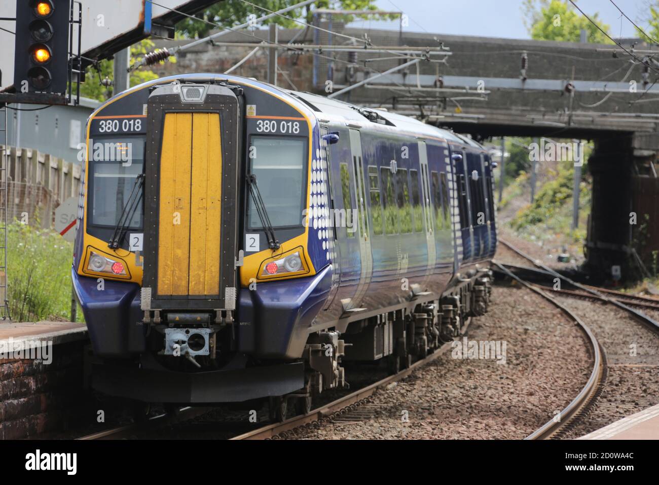 Treno passeggeri Scotrail Abellio che si avvicina e si ferma a Newton sulla stazione ferroviaria di Ayr, Ayr, Ayrshire, Scozia, Regno Unito Foto Stock