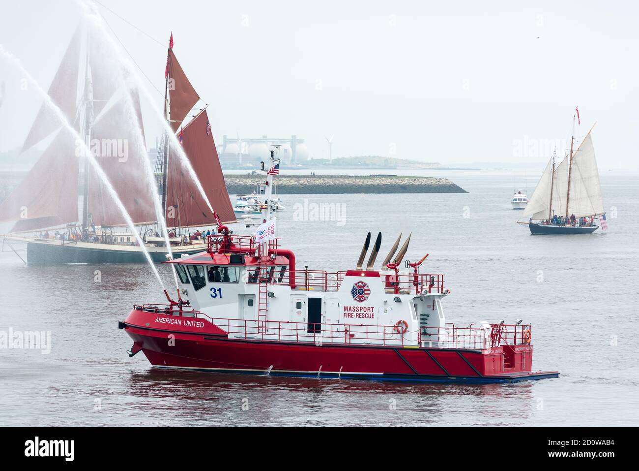 Boston, Massachusetts. 13 giugno 2017. Parata di vela a Sail Boston. Fotografato dalla USS Whidbey Island. Foto Stock