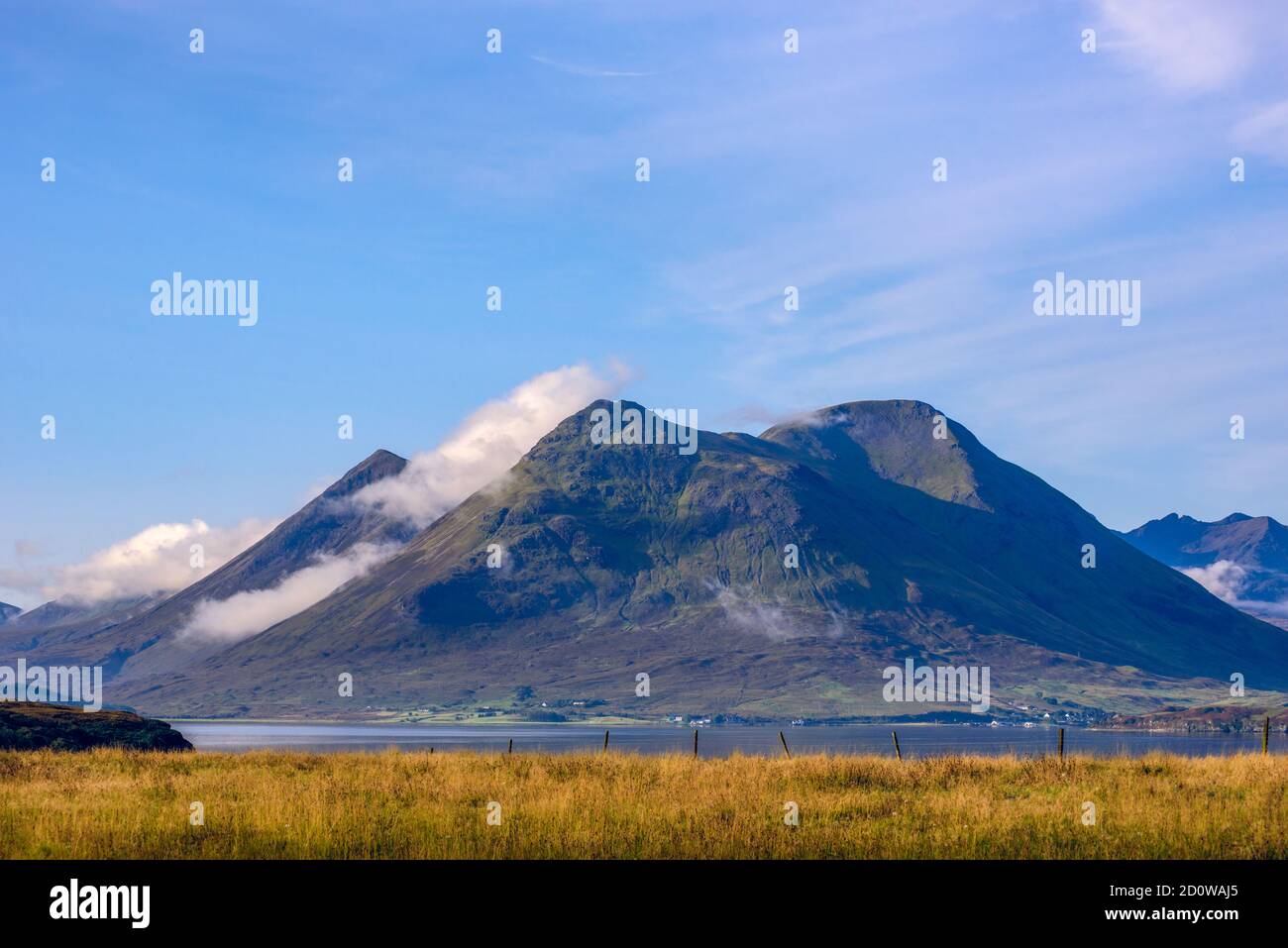 Glamaig e la Cuillina rossa fromthe Isola di Raasay Scozia Foto Stock