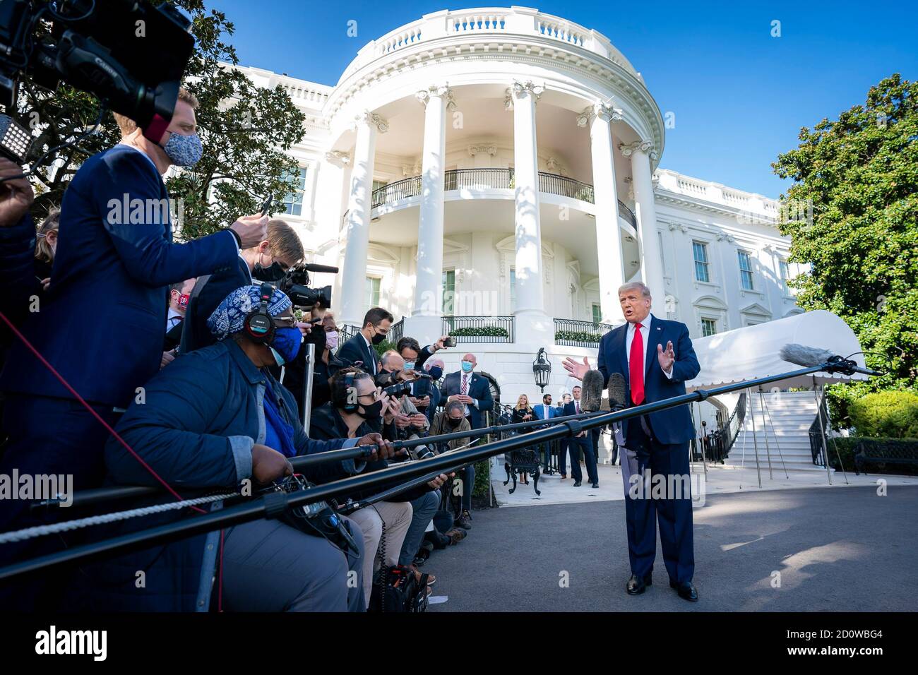 Il presidente Donald J. Trump parla con i giornalisti fuori dall'ingresso del Portico Sud della Casa Bianca Sabato, 19 settembre 2020, prima di salire a bordo di Marine One per iniziare il suo viaggio a Fayetteville, N.C. (STATI UNITI) Foto Stock