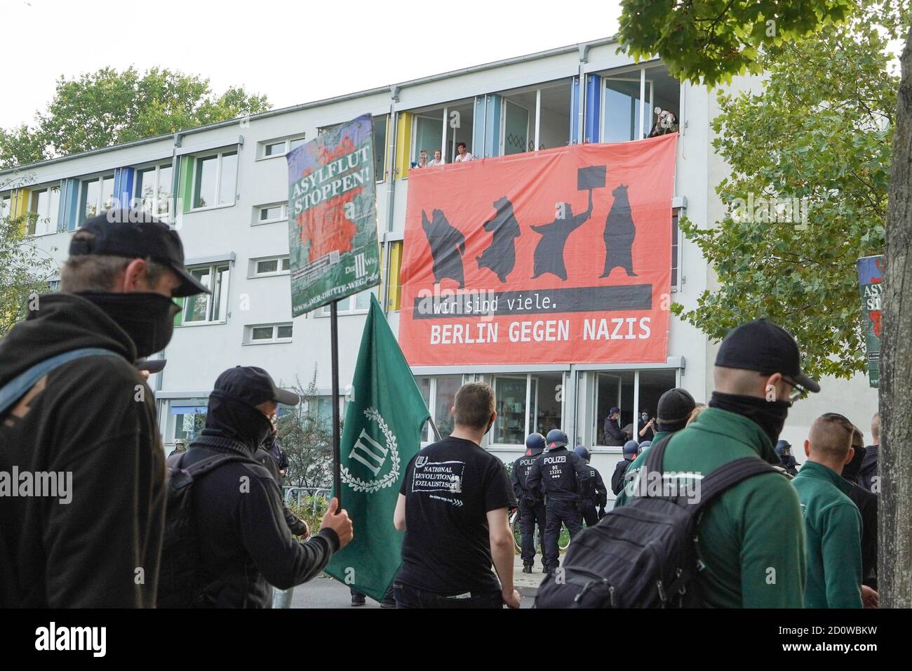 Berlino, Germania. 03 ottobre 2020. Una bandiera con l'iscrizione 'Berlino contro i nazisti' è esposta ad una dimostrazione del partito di estrema destra 'der III. Weg' party. Credit: Jörg Carstensen/dpa/Alamy Live News Foto Stock
