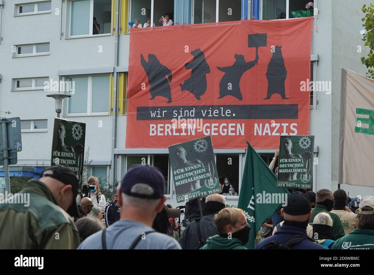 Berlino, Germania. 03 ottobre 2020. Una bandiera con l'iscrizione 'Berlino contro i nazisti' è esposta ad una dimostrazione del partito di estrema destra 'der III. Weg' party. Credit: Jörg Carstensen/dpa/Alamy Live News Foto Stock