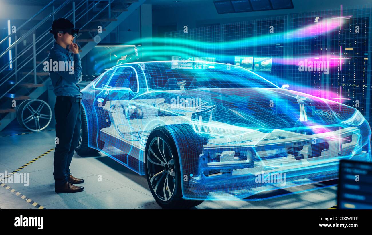 Ingegnere che indossa la cuffia per realtà aumentata lavorando sulla nuova piattaforma del telaio per auto elettriche. Visualizzazione grafica 3D modello virtuale di un veicolo Foto Stock