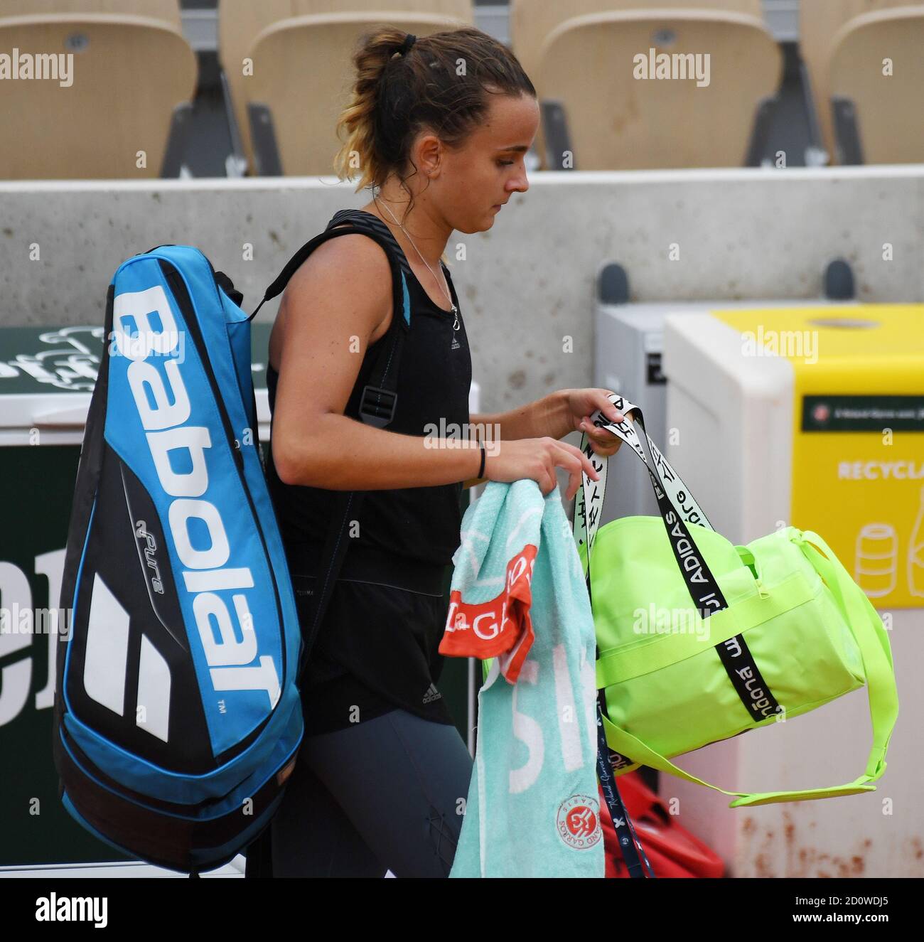 Parigi, Francia. 03 ottobre 2020. Roland Garros Parigi Francese aperto 2020 giorno 7 03/10/20 Clara Burel (fra) perde la terza partita Credit: Roger Parker/Alamy Live News Foto Stock