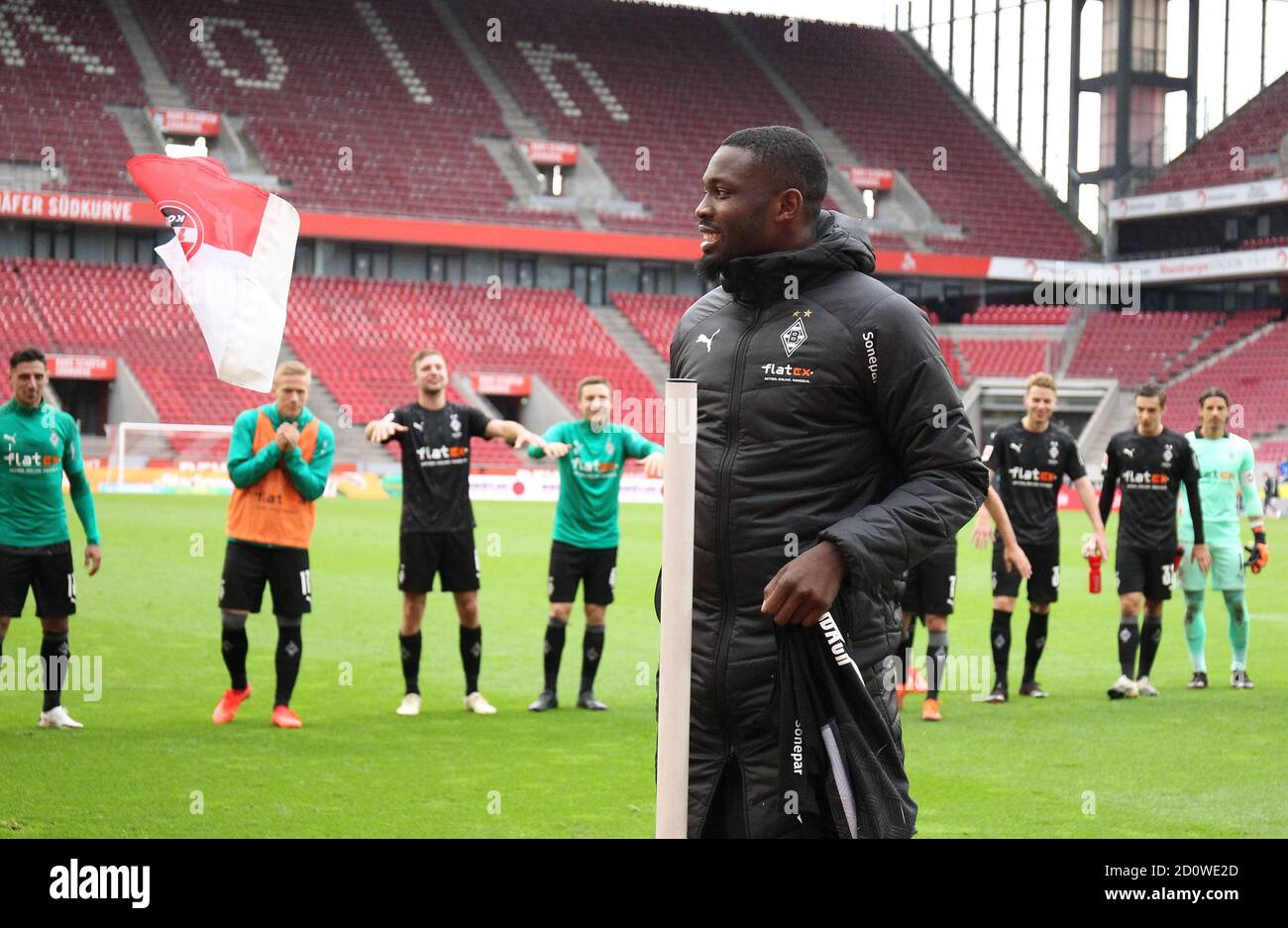 Città di Koln Koeln, Germania. 03rd Oct, 2020. Firo: 03.10.2020 Calcio 1. Bundesliga, Stagione 2020/2021 FC Colonia Koeln - BMG Borussia Monchengladbach Borussia Monchengladbach Gladbach finale giubilazione, giubilazione, claps, onde, BMG Marcus Thuram, la bandiera FC è andata, scherzo, umorismo, bizzarro | utilizzo nel mondo Credit: dpa/Alamy Live News Foto Stock