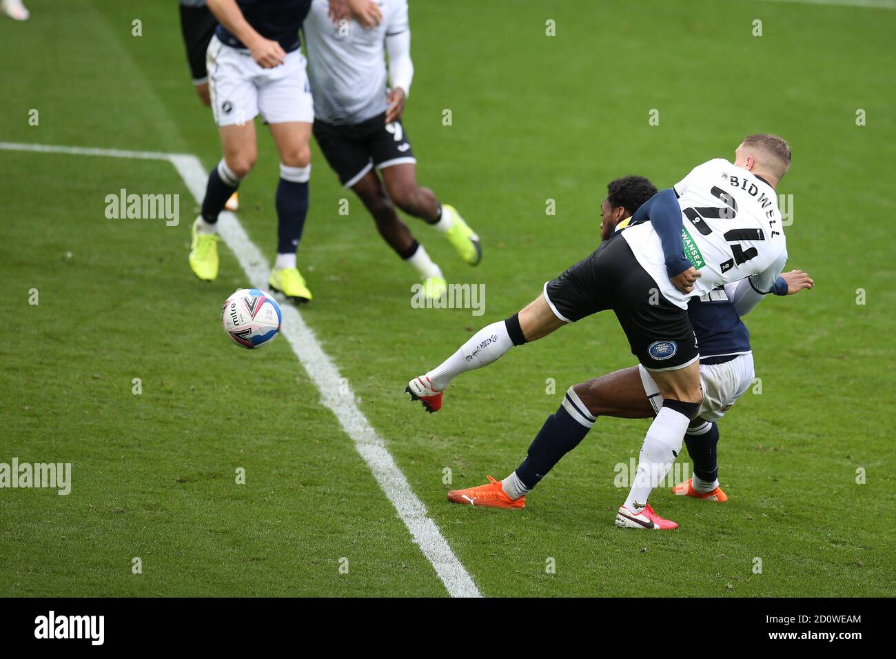 Swansea, Regno Unito. 03 ottobre 2020. Jake Bidwell della città di Swansea (24) segna il suo 1° goal squadre. EFL Skybet Championship, Swansea City contro Millwall al Liberty Stadium di Swansea sabato 3 ottobre 2020. Questa immagine può essere utilizzata solo per scopi editoriali. Solo per uso editoriale, è richiesta una licenza per uso commerciale. Nessun utilizzo nelle scommesse, nei giochi o nelle pubblicazioni di un singolo club/campionato/giocatore. pic di Andrew Orchard/Andrew Orchard sports photography/Alamy Live news Credit: Andrew Orchard sports photography/Alamy Live News Foto Stock