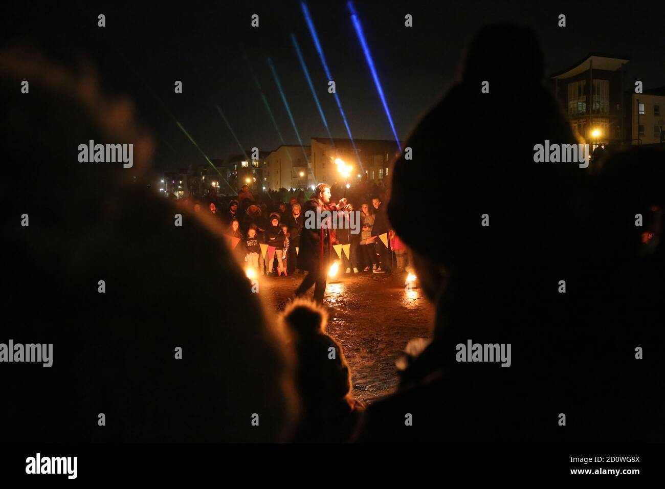 Burns sulla spiaggia. 24 Jan 2020. Una celebrazione di Robert Burns da parte del South Ayrshire Council su Ayr Beach che ha coinvolto uno spettacolo di luci con spot, animatori, falò. La serata culminò con la musica celtica suonata da un'autentica band tribale scozzese Clanadonia e il bruciore di un uomo di vimini Foto Stock