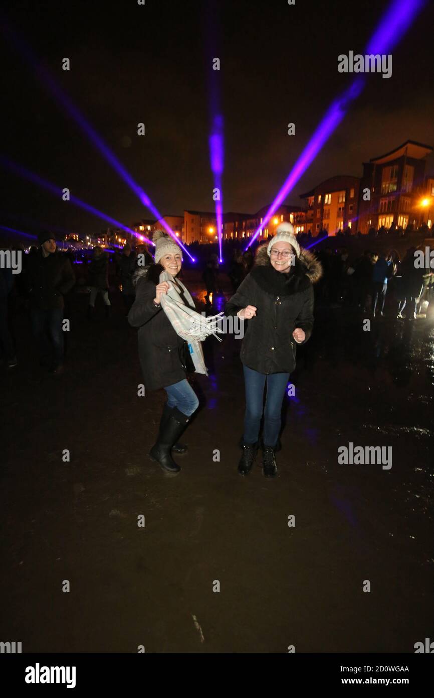 Burns sulla spiaggia. 24 Jan 2020. Una celebrazione di Robert Burns da parte del South Ayrshire Council su Ayr Beach che ha coinvolto uno spettacolo di luci con spot, animatori, falò. La serata culminò con la musica celtica suonata da un'autentica band tribale scozzese Clanadonia e il bruciore di un uomo di vimini Foto Stock