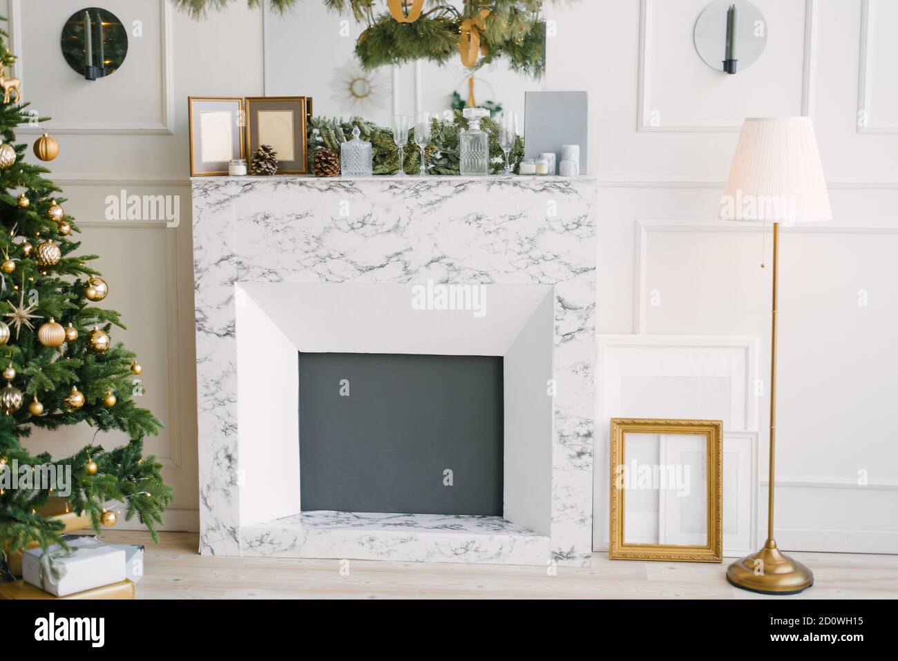 Moderno caminetto in marmo nel soggiorno o nella sala da pranzo, decorato per l'albero di Natale di Capodanno all'interno Foto Stock