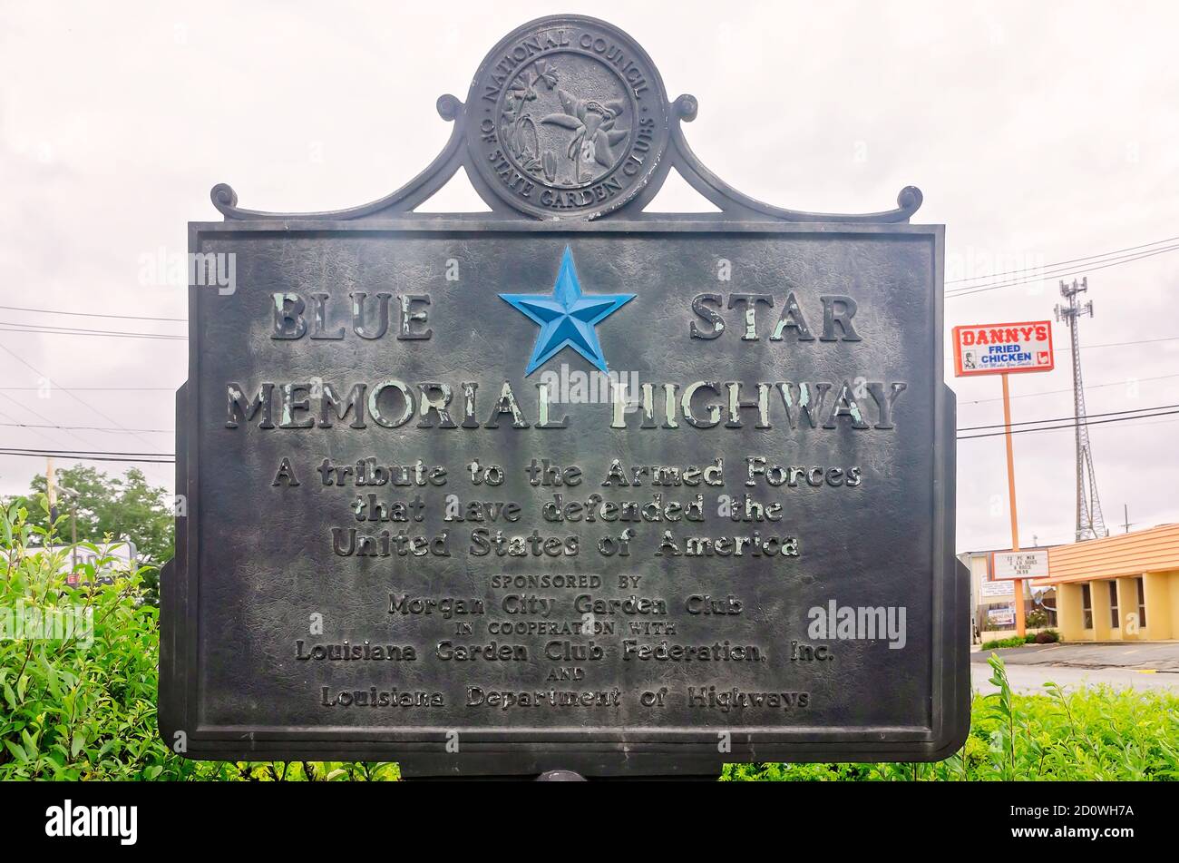 Un marcatore storico designa Brashear Avenue come Blue Star Memorial Highway, 27 agosto 2020, a Morgan City, Louisiana. Foto Stock