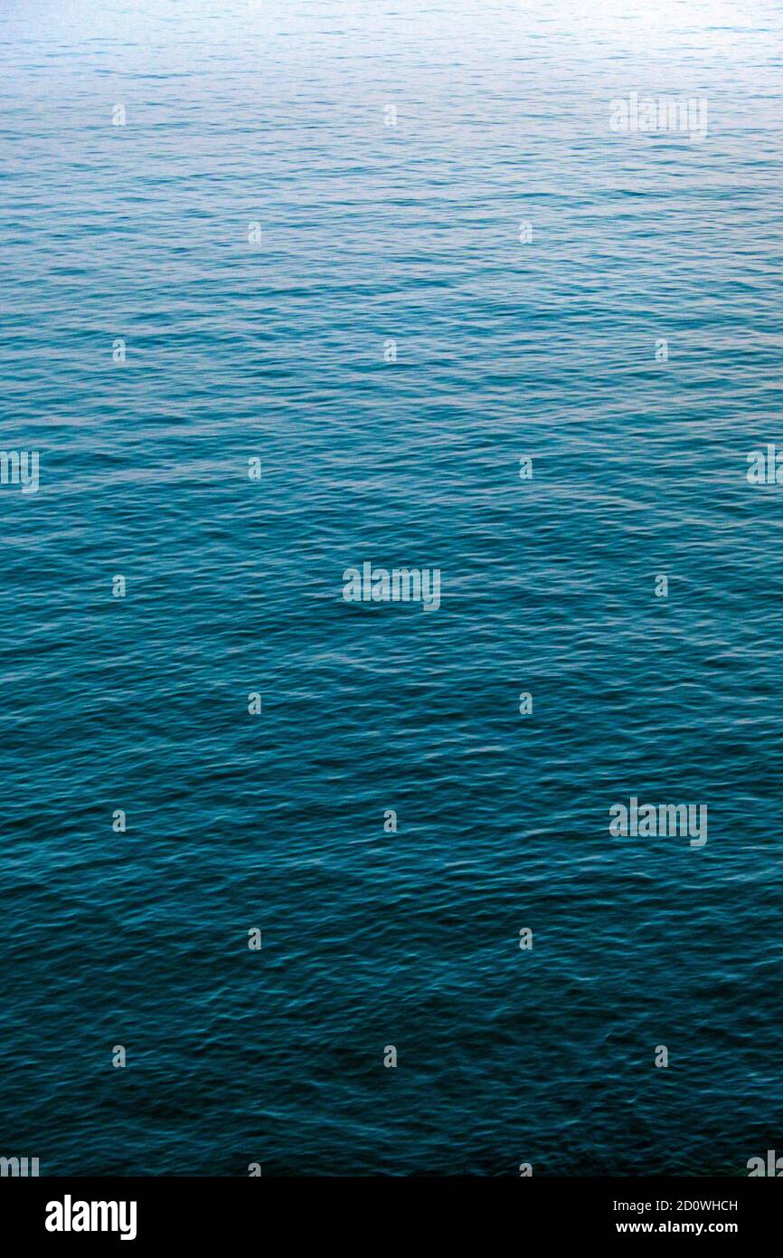 Il mare, che svanisce all'orizzonte Foto Stock