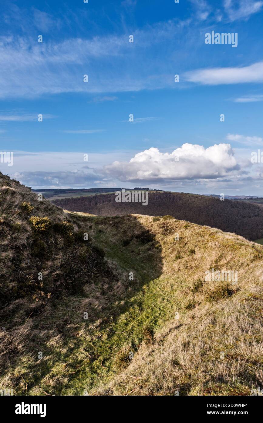 Il forte della collina dell'età del ferro di Caer Caradoc si trova sopra il villaggio di Chapel Lawn, vicino Clun nel sud Shropshire, Regno Unito, che risale all'incirca al 500 AC Foto Stock