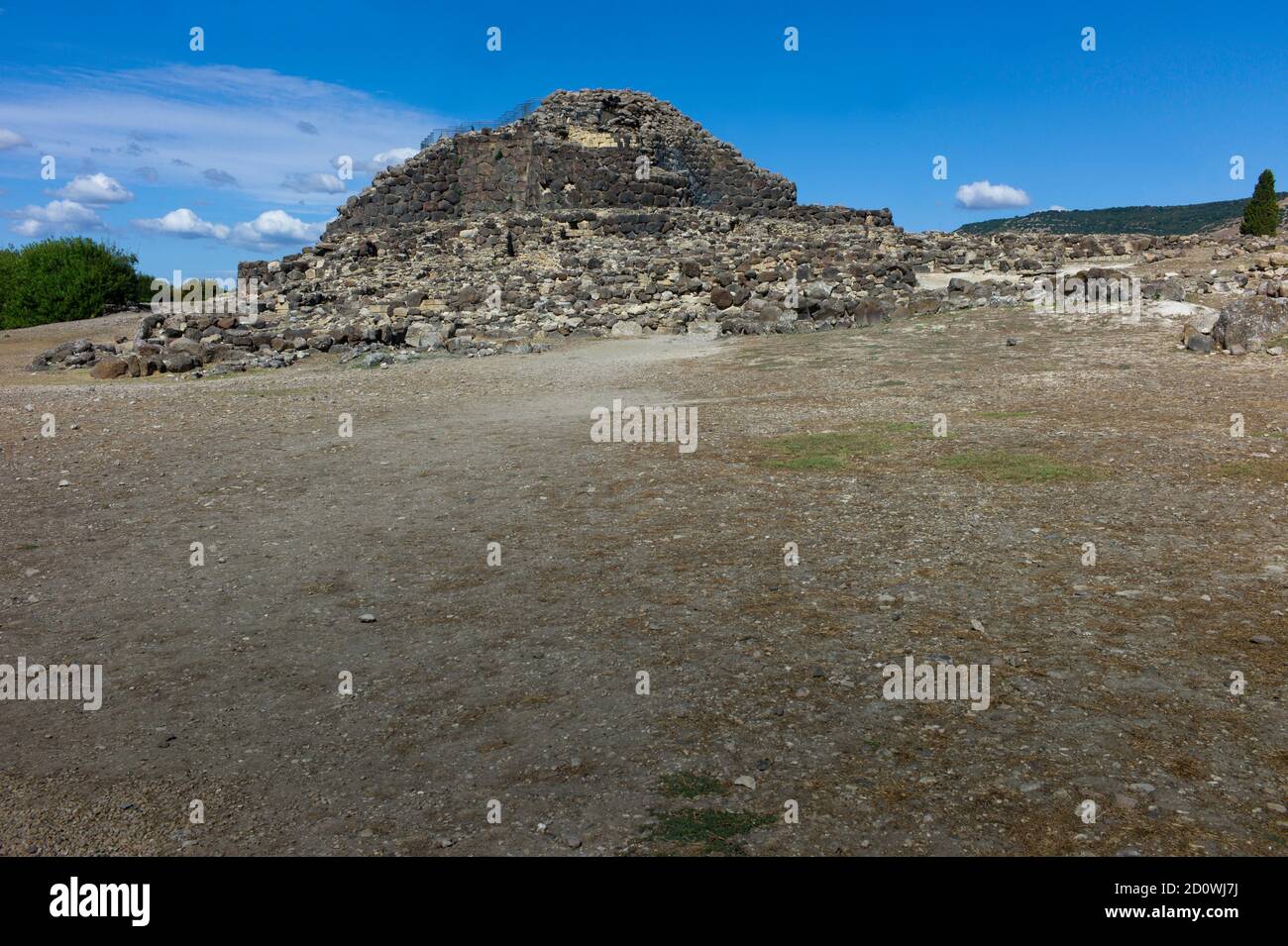 I nuraghi di Barumini, in Sardegna, sono enormi torri enigmatiche di pietre costruite dall'antica civiltà più di 5000 anni fa in Italia Foto Stock