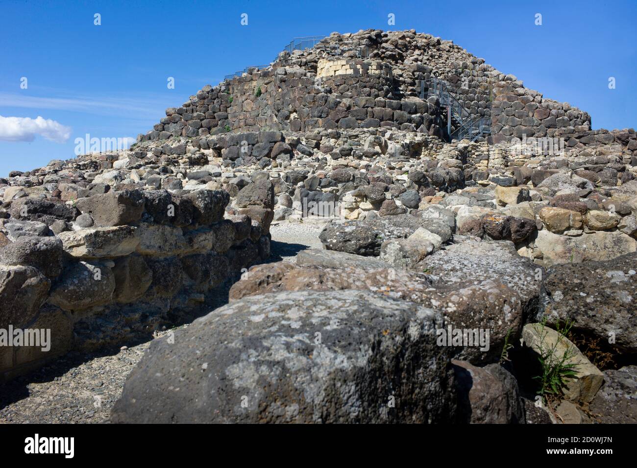 I nuraghi di Barumini, in Sardegna, sono enormi torri enigmatiche di pietre costruite dall'antica civiltà più di 5000 anni fa in Italia Foto Stock