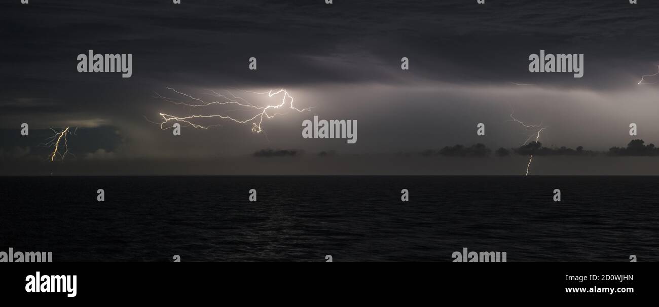 Tempesta di fulmini vista fuori dalle Florida Keys di notte. Foto Stock