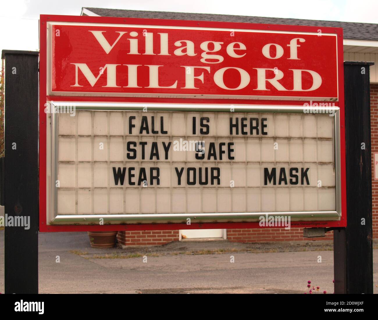 Mentre un'epidemia di Covid-19 americana si trascina in ottobre, il cartello del Villaggio di Milford nella parte settentrionale dello stato di New York dice 'l'autunno è qui, resta al sicuro, indossa la tua maschera' Foto Stock