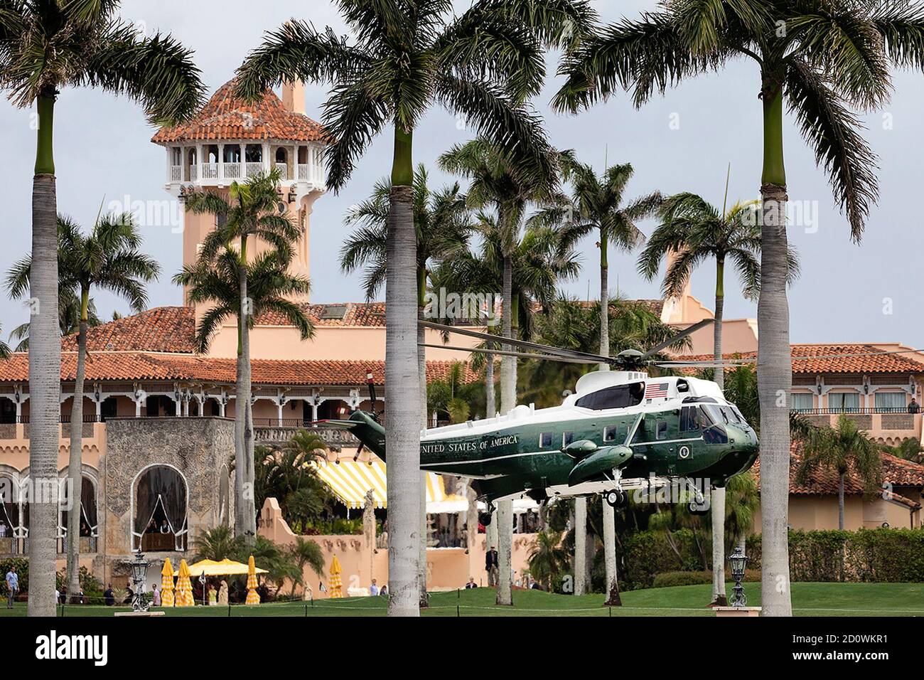 Dopo il ritorno del presidente Donald J. Trump a Mar-a-Lago venerdì 29 marzo 2019, dopo la sua visita alla Herbert Hoover Dyke di 143 miglia vicino a Canal Point, Florida., che circonda il lago Okeechobee. La visita faceva parte di un'ispezione delle infrastrutture della diga, che fa parte del sistema delle Everglades di Kissimmee-Okeechobee, e riduce l'impatto delle inondazioni nelle aree della Florida meridionale. (STATI UNITI) Foto Stock