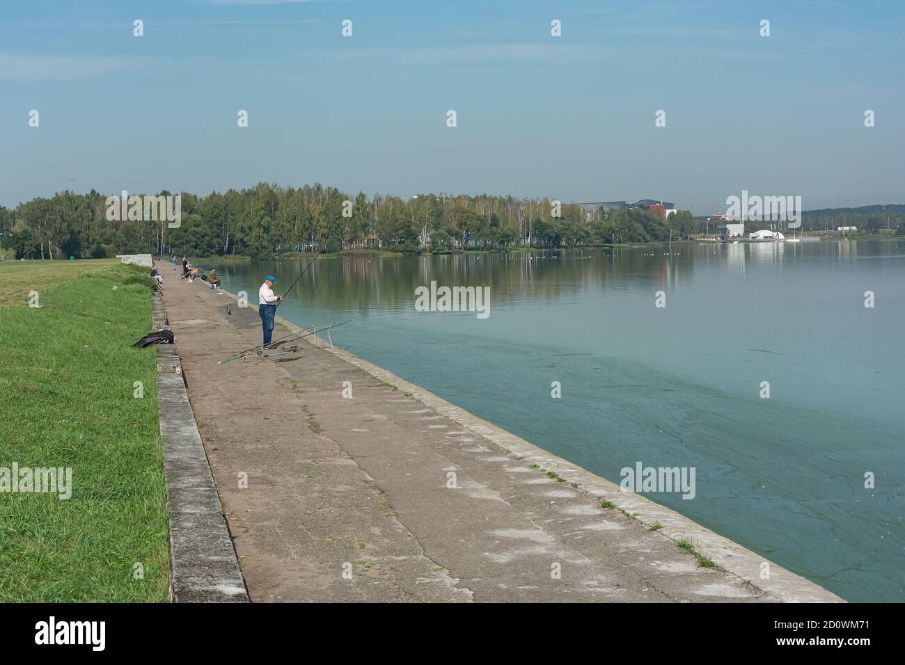 Minsk, Bielorussia - 09/12/2019: Pesca sul fiume argine. Foto di scorta Foto Stock