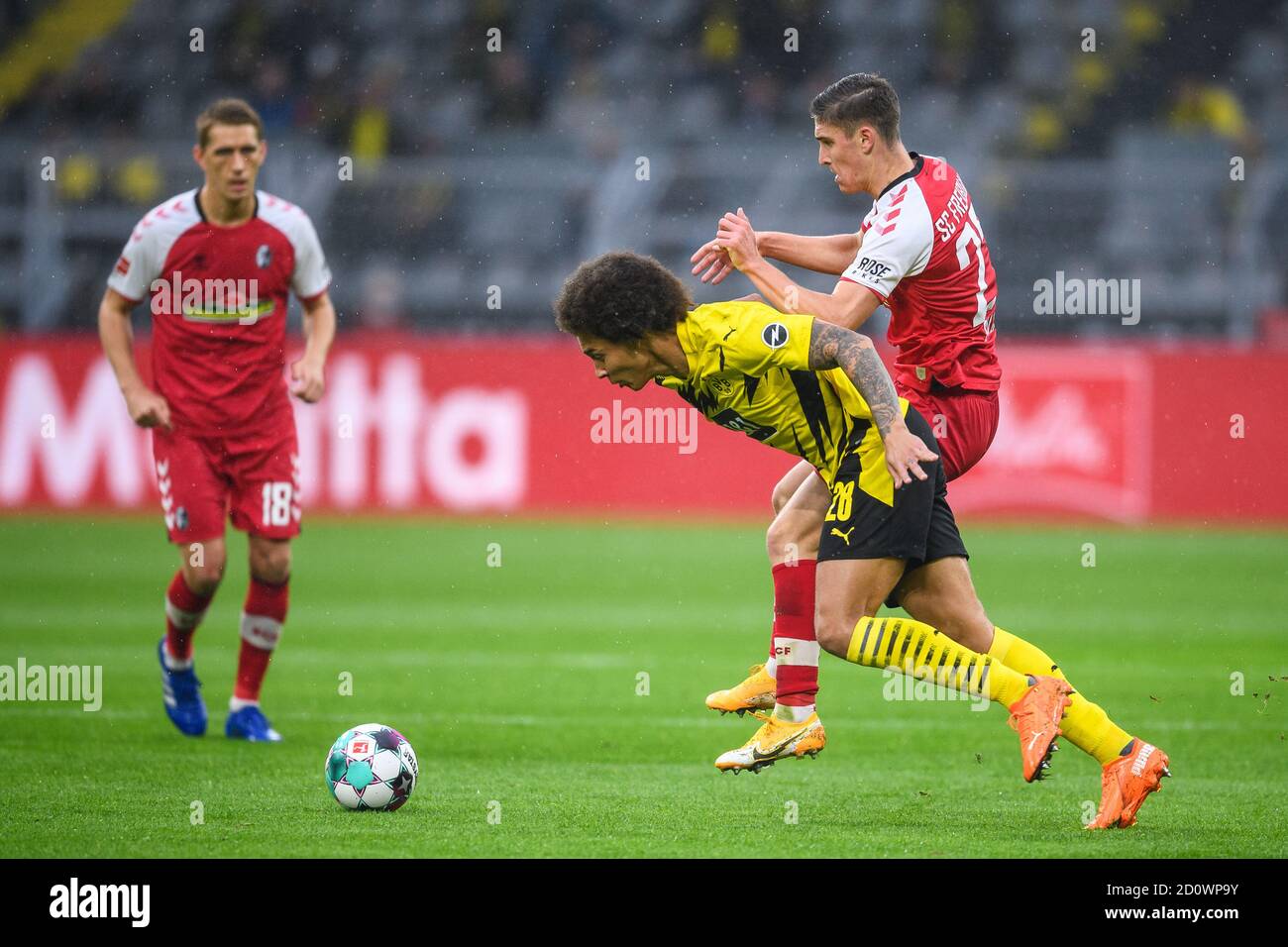 Duelli, duello tra Axel Witsel (BVB) e Roland Sallai (SC Friburgo). GES/Calcio/1. Bundesliga: Borussia Dortmund - SC Freiburg, 03.10.2020 - Calcio 1a Divisione: Borussia Dortmund vs SC Freiburg, Località, 03 ottobre 2020 - le normative DFL vietano qualsiasi uso di fotografie come sequenze di immagini e/o quasi-video. | utilizzo in tutto il mondo Foto Stock