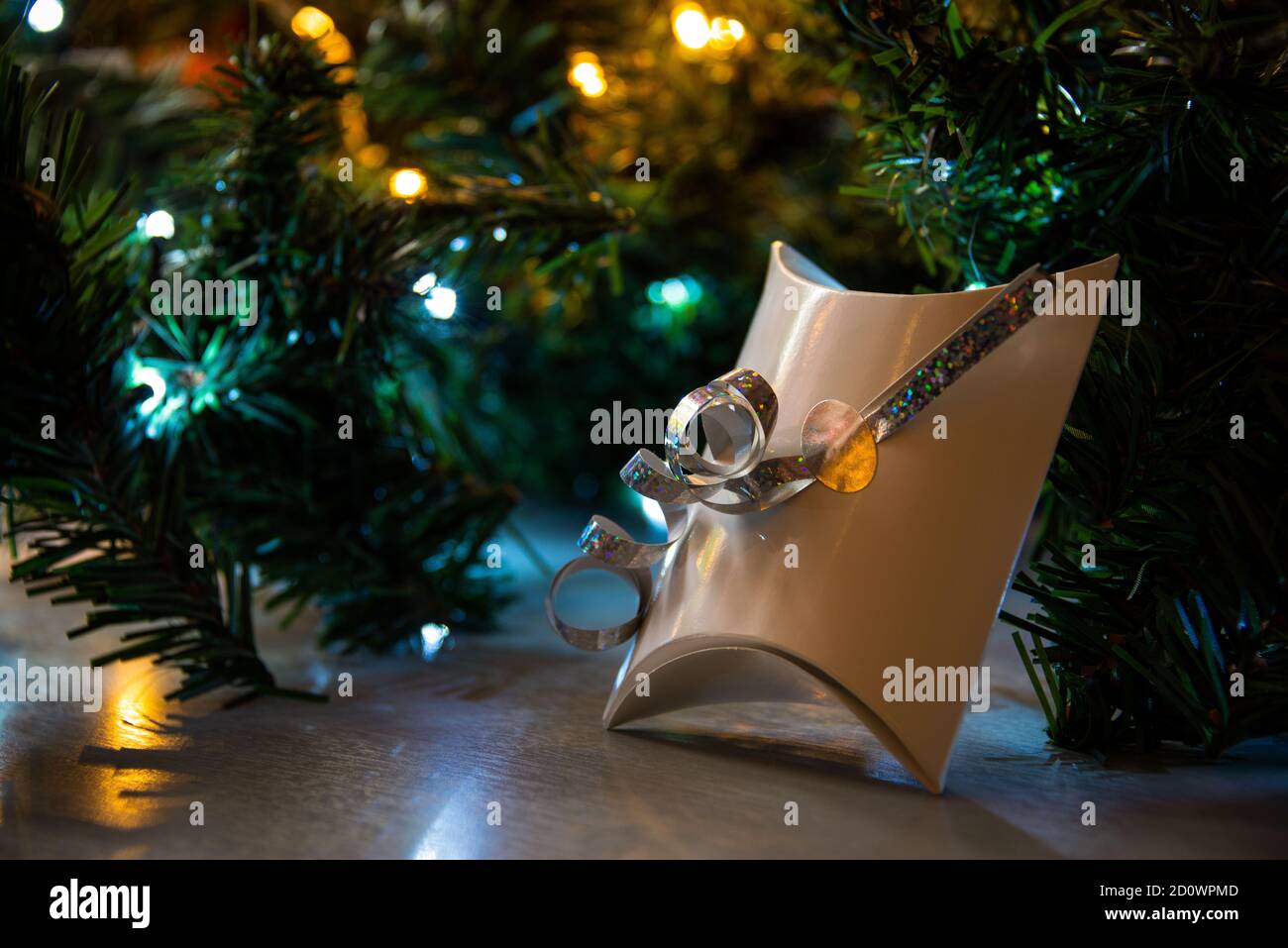 Regali di Natale con decorazioni e luci , natale a casa. Foto Stock