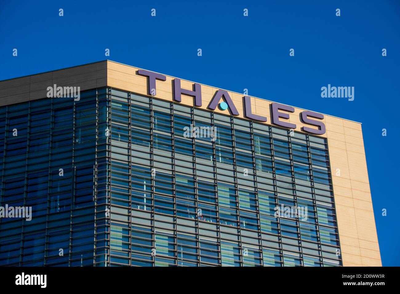 VELIZY-VILLACOUBLAY, FRANCIA - 3 OTTOBRE 2020: Facciata della costruzione di Thales Global Services, filiale di Thales, gruppo elettronico Foto Stock