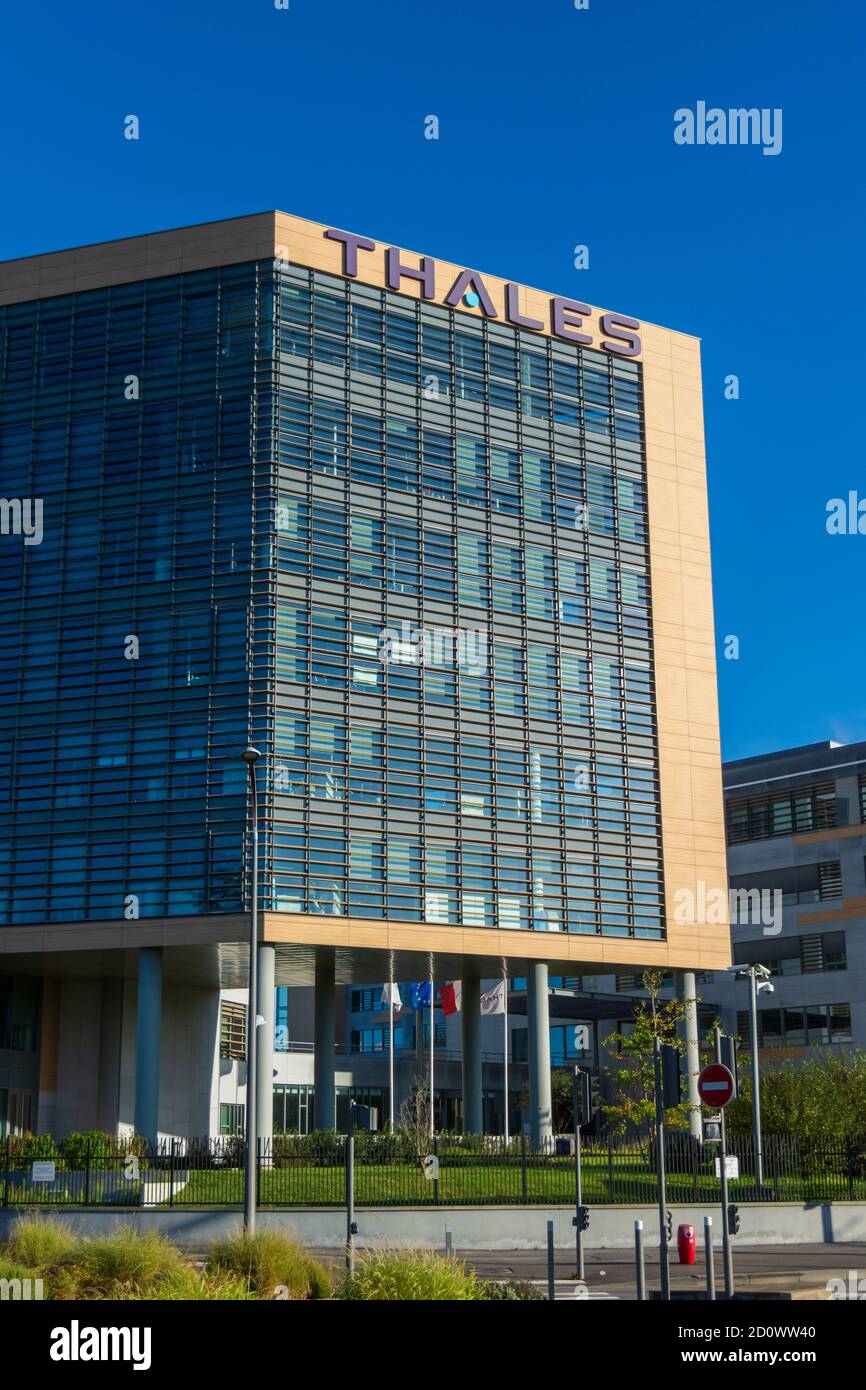 VELIZY-VILLACOUBLAY, FRANCIA - 3 OTTOBRE 2020: Facciata della costruzione di Thales Global Services, filiale di Thales, gruppo elettronico Foto Stock