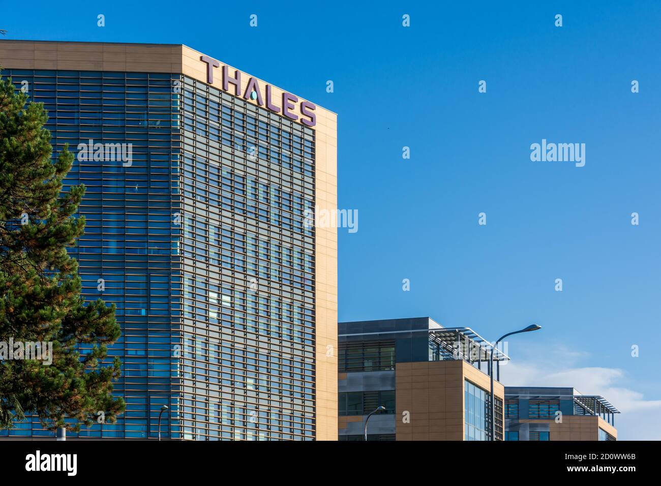 VELIZY-VILLACOUBLAY, FRANCIA - 3 OTTOBRE 2020: Facciata della costruzione di Thales Global Services, filiale di Thales, gruppo elettronico Foto Stock