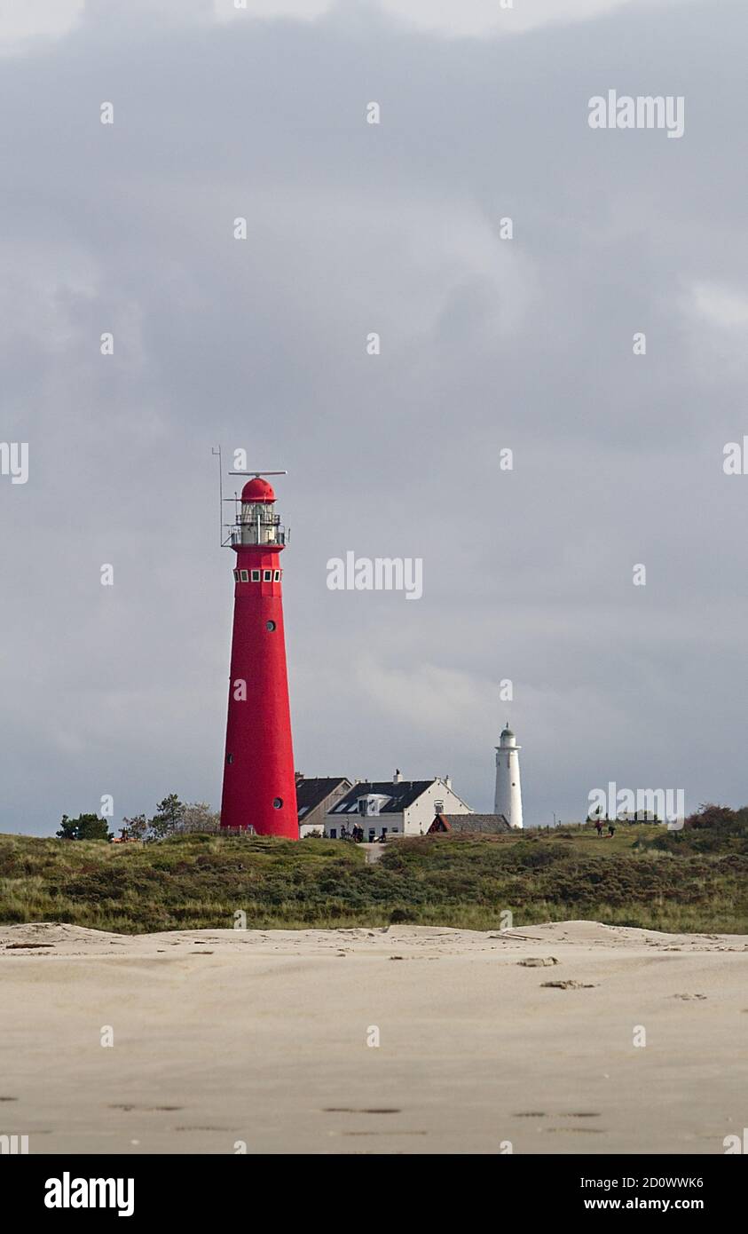 Due fari, uno rosso e uno bianco, sull'isola olandese Schiermonnikoog Foto Stock