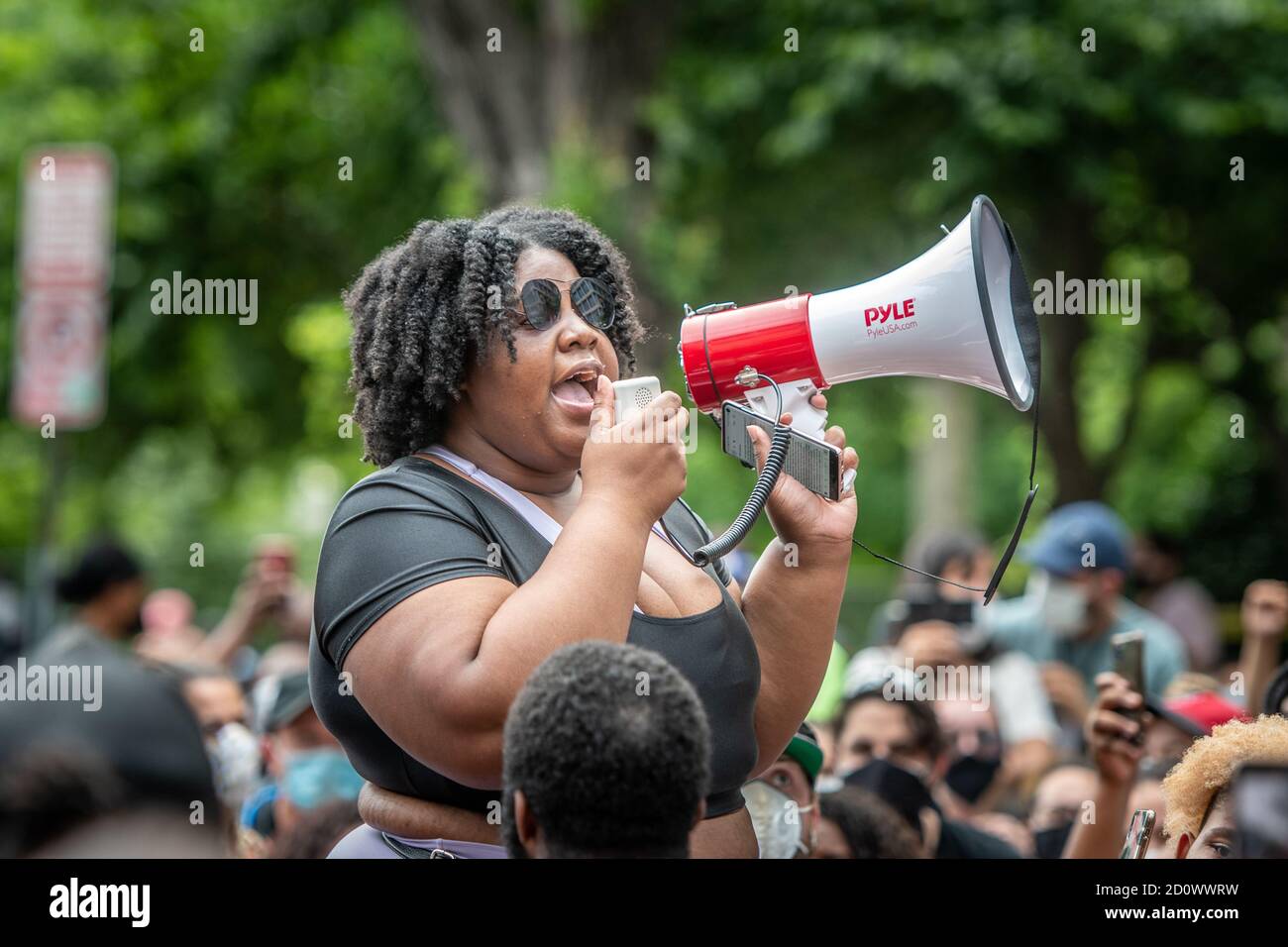 Il protestore che parla fuori alla protesta della materia di Black Lives davanti Della Casa Bianca in DC Foto Stock