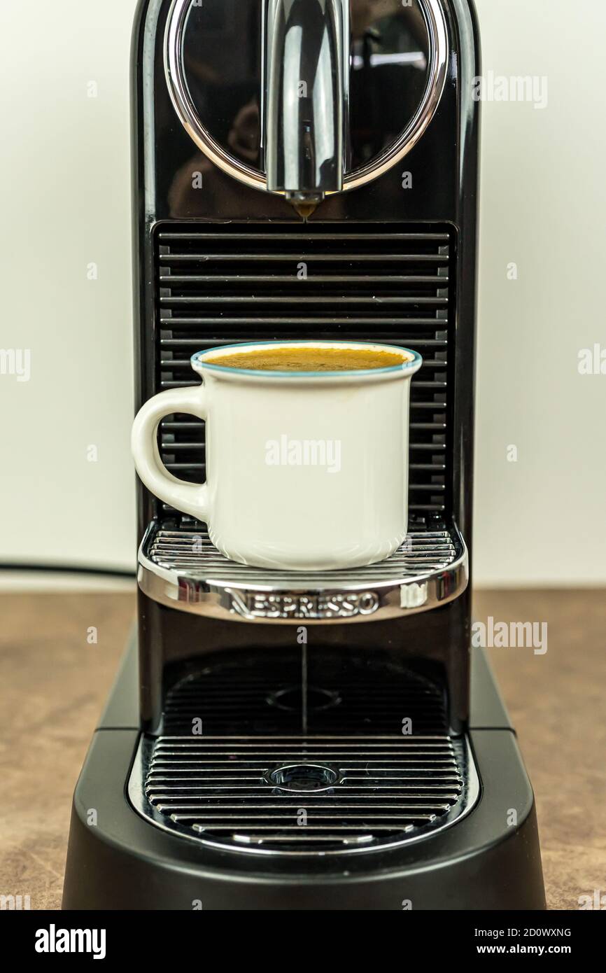Bayonne, Francia 23.06.2020 caffè espresso preparazione da macchina da  caffè Nespresso. Primo piano, background tecnologico Foto stock - Alamy