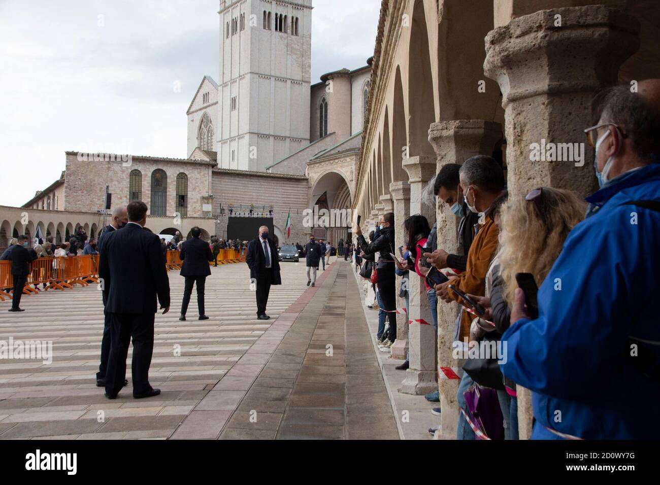 Assisi, Italia. L'attesa che il Santo Padre ad Assisi firmi la sua terza Enciclica sulla tomba di San Francesco (Emanuela Bianconi/Fotogramma, ASSISI - 2020-10-03) p.s. la foto e' utilisabile nel messaggio del contenesto in cui e' stata cattata, 2020 E senza intendente diffondatorio del decoro delle persone Rappresentate Credit: Independent Photo Agency/Alamy Live News Foto Stock