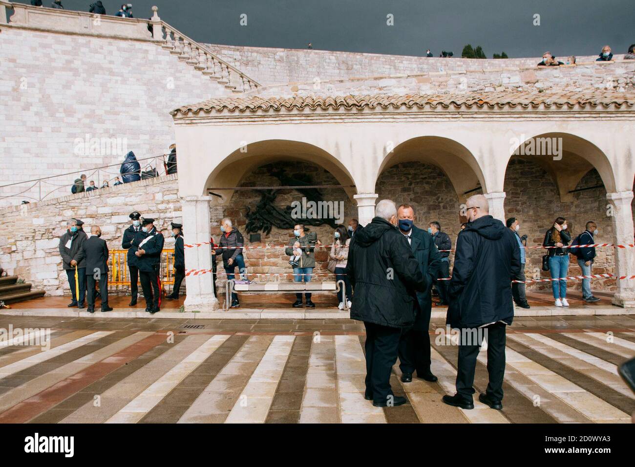 Assisi, Italia. L'attesa che il Santo Padre ad Assisi firmi la sua terza Enciclica sulla tomba di San Francesco (Emanuela Bianconi/Fotogramma, ASSISI - 2020-10-03) p.s. la foto e' utilisabile nel messaggio del contenesto in cui e' stata cattata, 2020 E senza intendente diffondatorio del decoro delle persone Rappresentate Credit: Independent Photo Agency/Alamy Live News Foto Stock