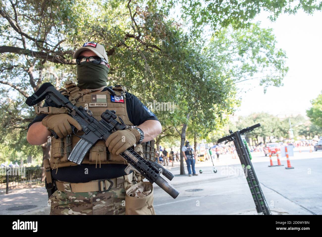 Austin, Texas USA 3 ottobre 2020: I membri della The This is Texas Freedom Force (TITFF) si levano in piedi davanti al Campidoglio del Texas durante un 'Constitutional Rights Summit' dove i texani sono stati incoraggiati a parlare e levarsi in piedi fino a 'tirannia e governo su REACH' e il diritto di portare armi. Credit: Bob Daemmrich/Alamy Live News Foto Stock