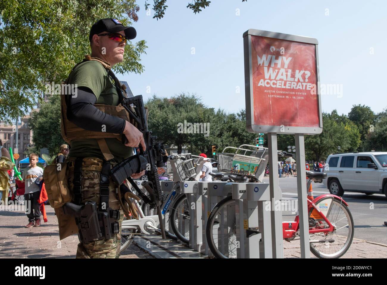 Austin, Texas USA 3 ottobre 2020: I membri della The This is Texas Freedom Force (TITFF) si levano in piedi davanti al Campidoglio del Texas durante un 'Constitutional Rights Summit' dove i texani sono stati incoraggiati a parlare e levarsi in piedi fino a 'tirannia e governo su REACH' e il diritto di portare armi. Credit: Bob Daemmrich/Alamy Live News Foto Stock
