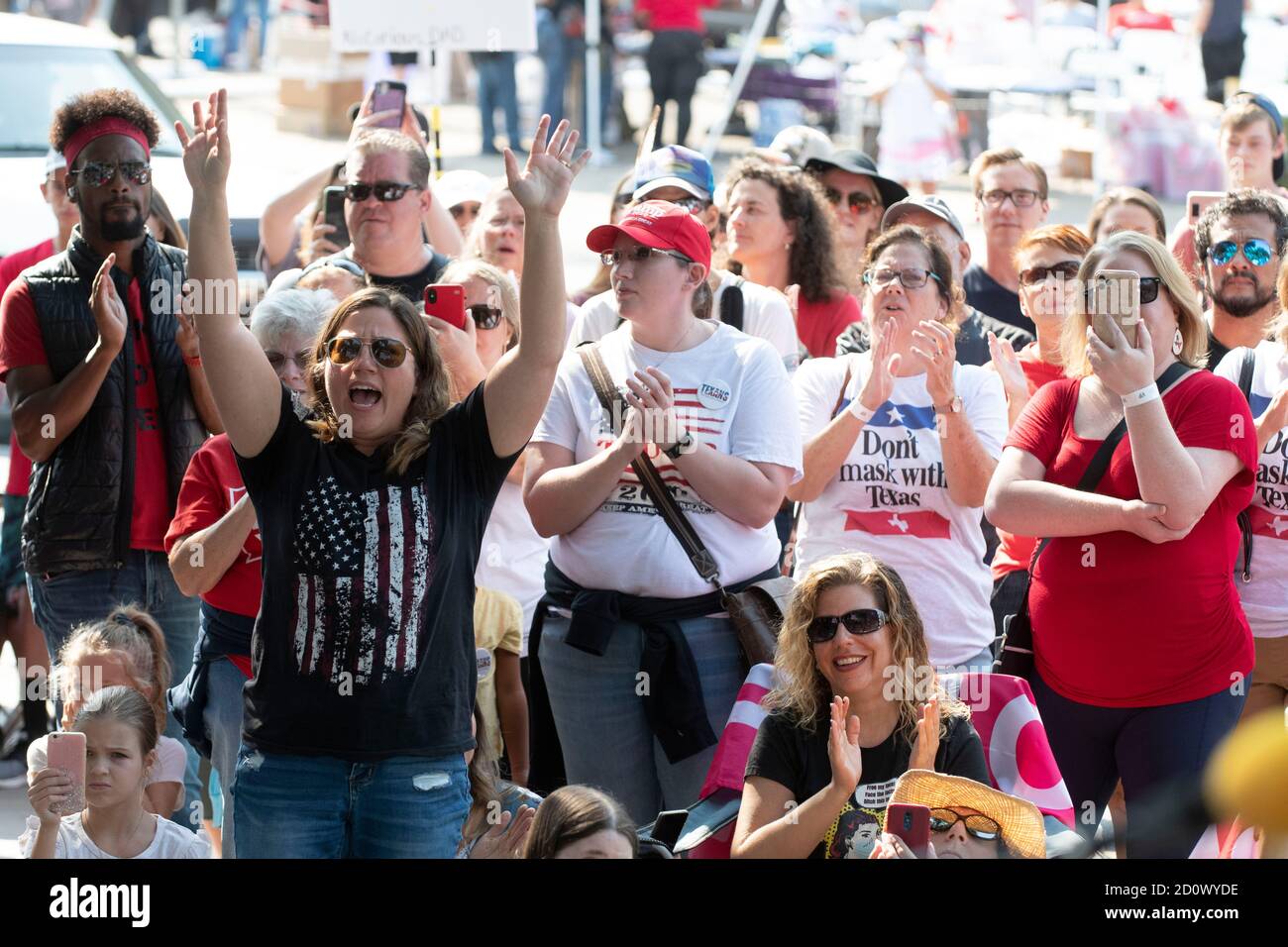 Austin, Texas USA 3 ottobre 2020: Una piccola folla ascolta il controverso conservatore Greg Locke parlare fuori dal Campidoglio del Texas durante un 'Constitutional Rights Summit' in cui i texani sono stati incoraggiati a parlare e a levarsi in piedi 'tirannia e governo su REACH' e il diritto di portare armi. Credit: Bob Daemmrich/Alamy Live News Foto Stock