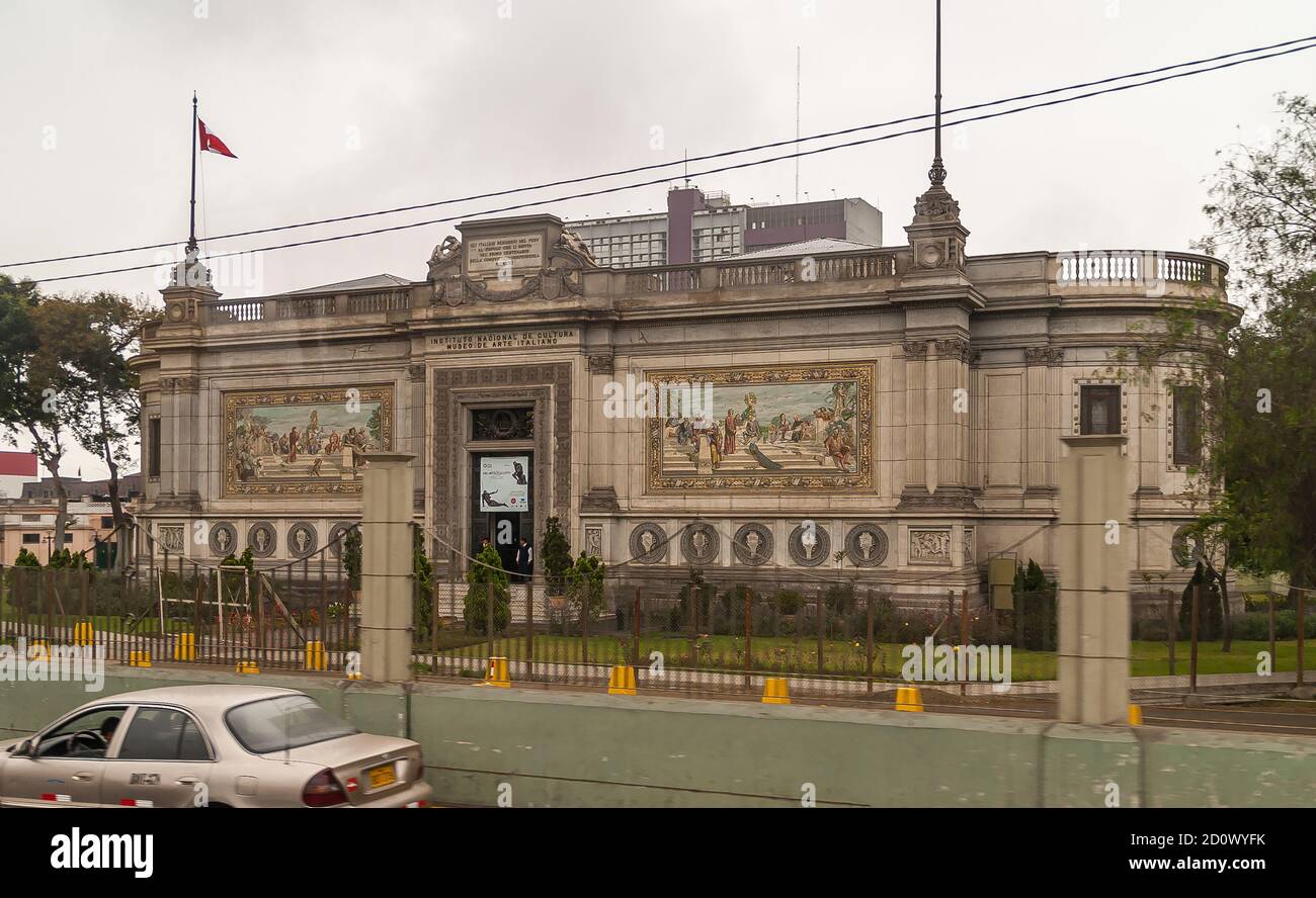 Lima, Perù - 4 dicembre 2008: Istituto nacional de cultura museo de arte Italiano, o centro culturale italiano e museo, edificio e il suo par verde Foto Stock