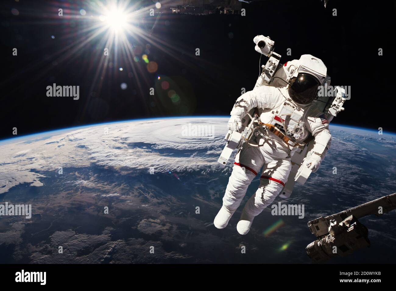 Astronauta che cammina nello spazio con sfondo terrestre. Elementi di questa immagine forniti dalla NASA. Foto Stock