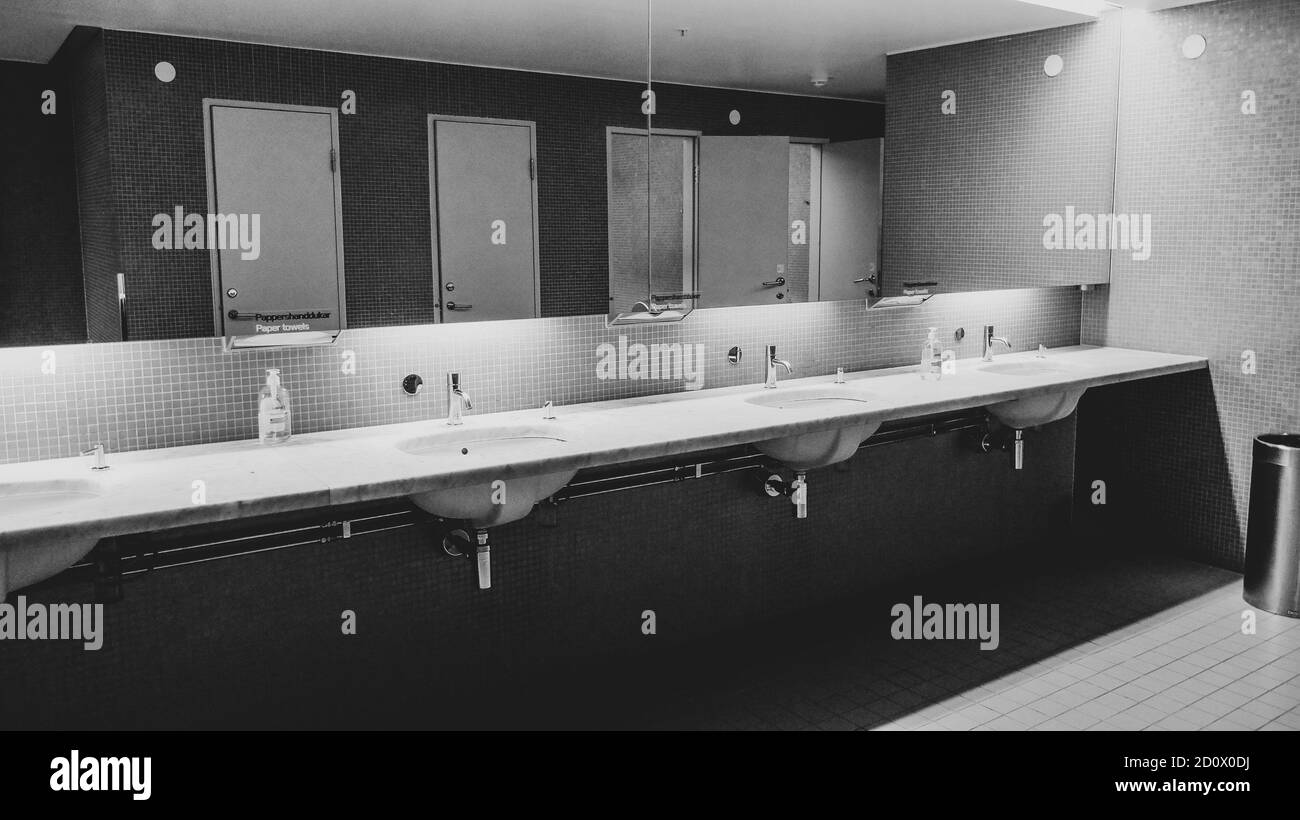 Bagni pubblici in bianco e nero Foto Stock