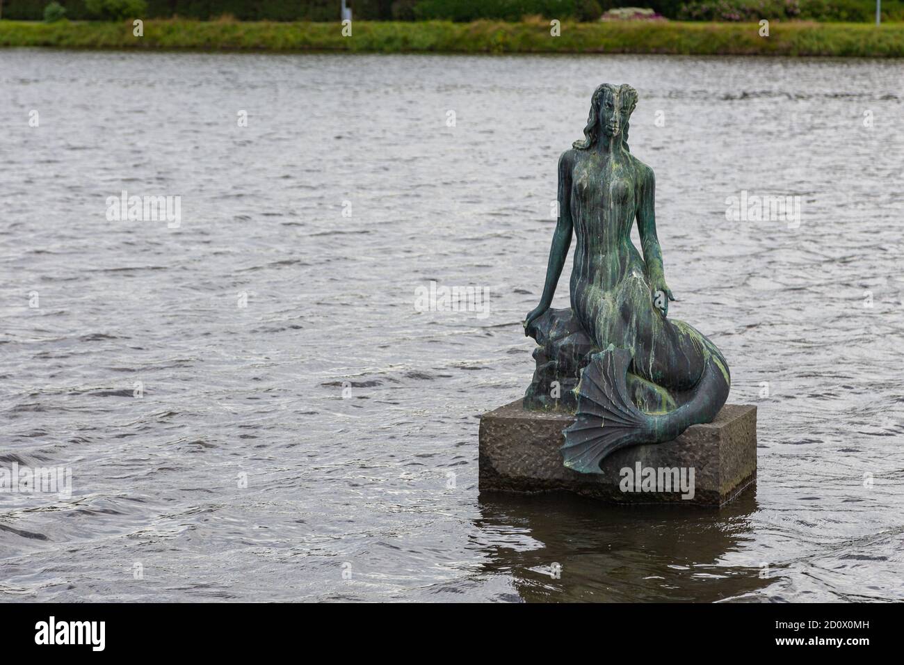 Reykjavik, Islanda - 27 agosto 2015: Sirena di Nina Saemundsson. Monumento sulla riva est del lago Tjornin nel centro della città. Foto Stock