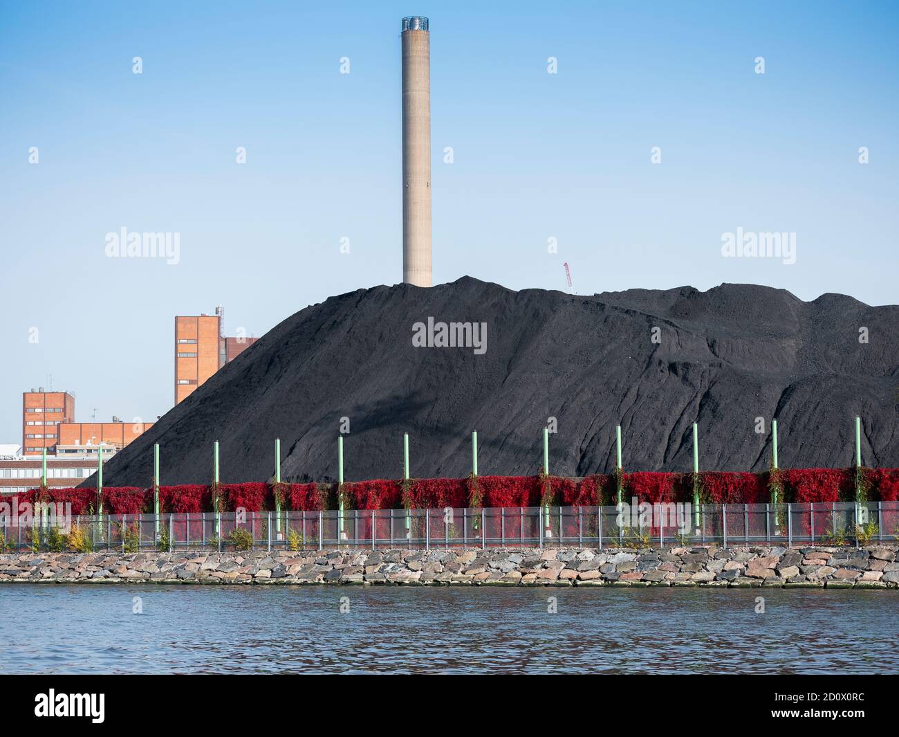 Helsinki/Finlandia - 3 OTTOBRE 2020: Un grande cumulo di carbone immagazzinato vicino a una centrale elettrica situata vicino al lungomare. Foto Stock